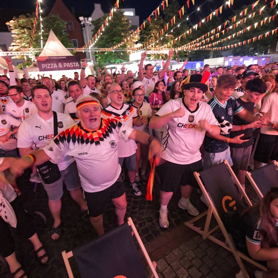 Eine Stadt im Fußballfieber: Großer Jubel beim Public Viewing auf dem Gocher Marktplatz