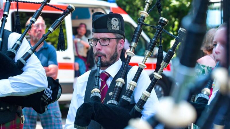 Zwischen Bagpipes und Baumstämmen: So war die Gocher Kilt-Party im schattigen Stadtpark