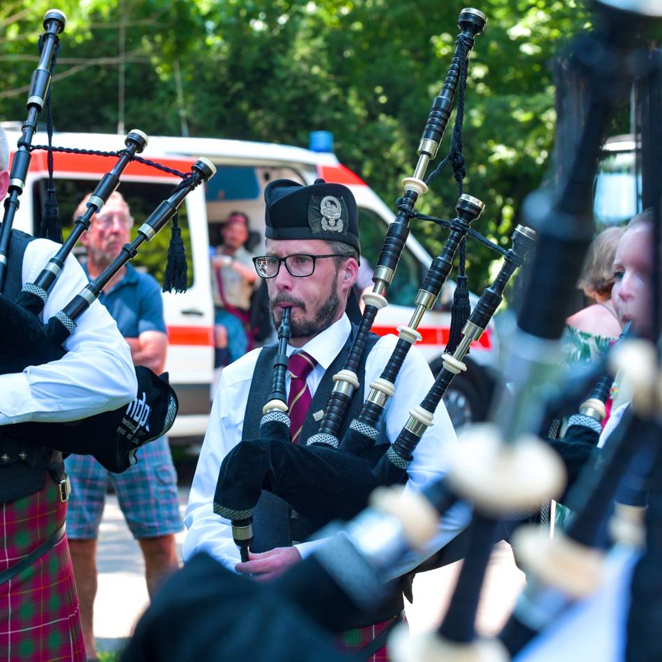 Zwischen Bagpipes und Baumstämmen: So war die Gocher Kilt-Party im schattigen Stadtpark