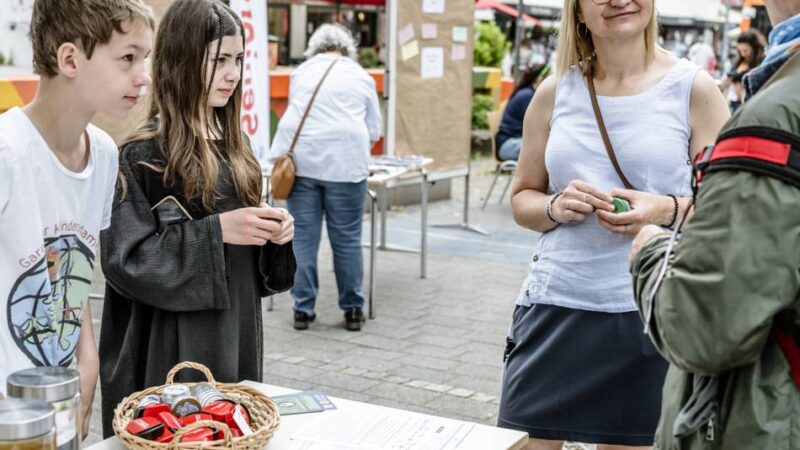 Aktion in Düsseldorf: Kinder kämpfen gegen Zigarettenstummel in Garath