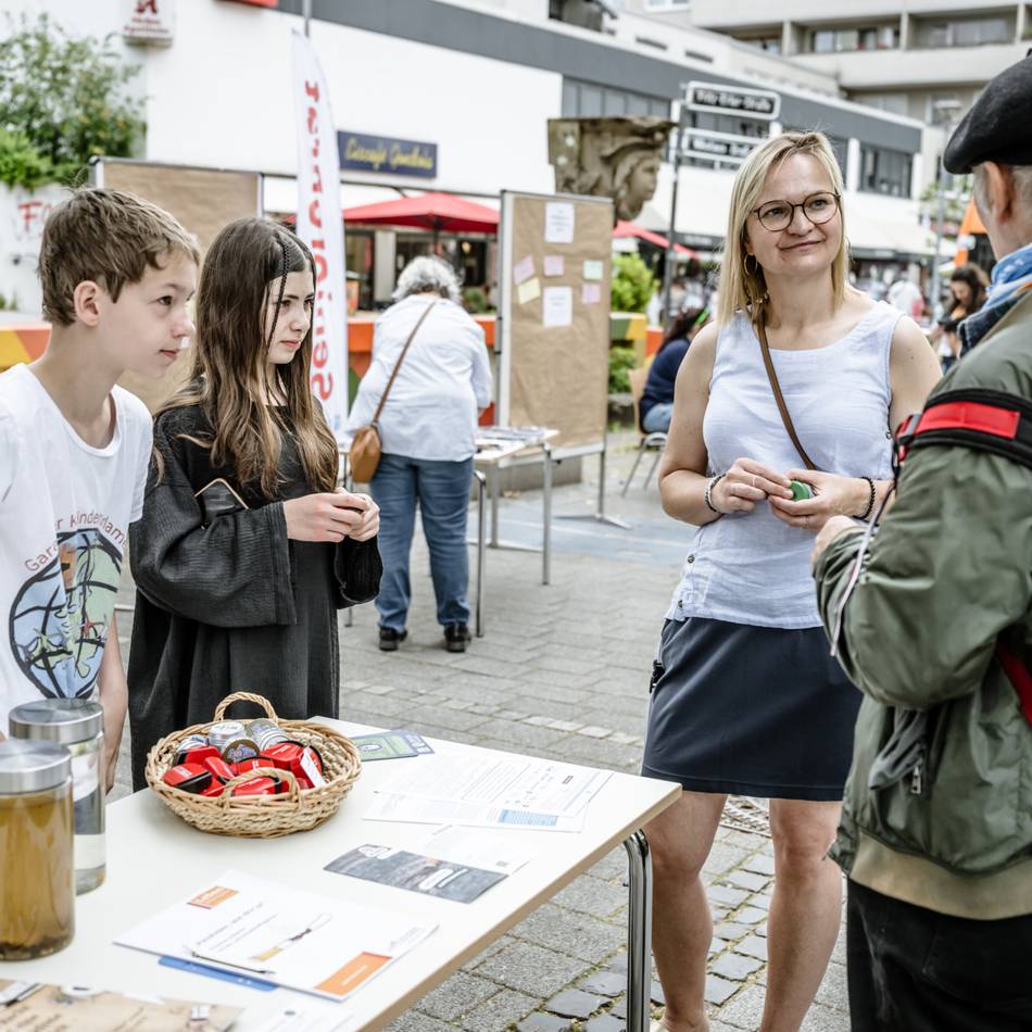 Aktion in Düsseldorf: Kinder kämpfen gegen Zigarettenstummel in Garath