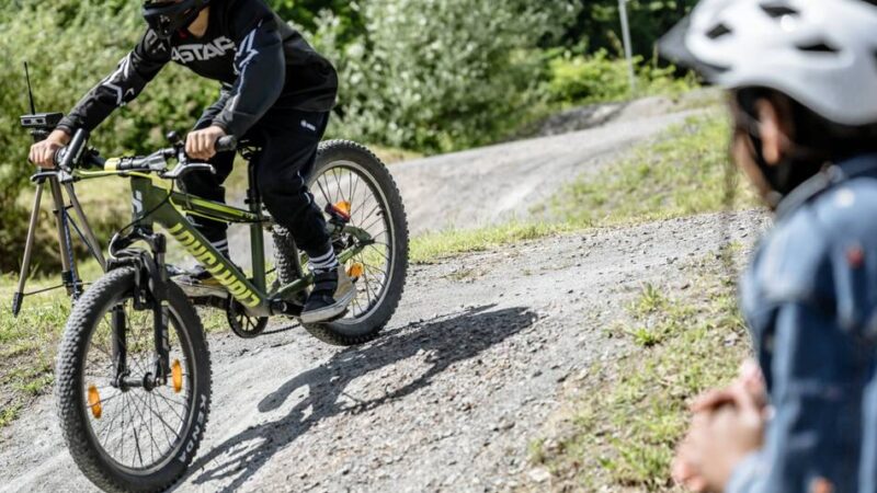 Sportveranstaltung in Düsseldorf: Vierjähriger Luca fährt beim Dirtbike-Rennen wie ein Profi