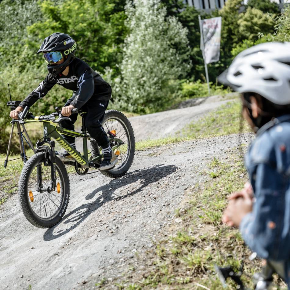 Sportveranstaltung in Düsseldorf: Vierjähriger Luca fährt beim Dirtbike-Rennen wie ein Profi