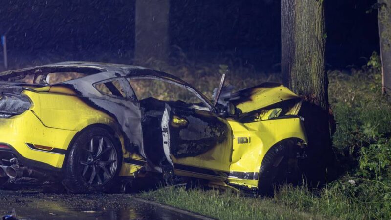Sportwagen kommt von Straße ab: Mann verbrennt in Ford Mustang in Kevelaer