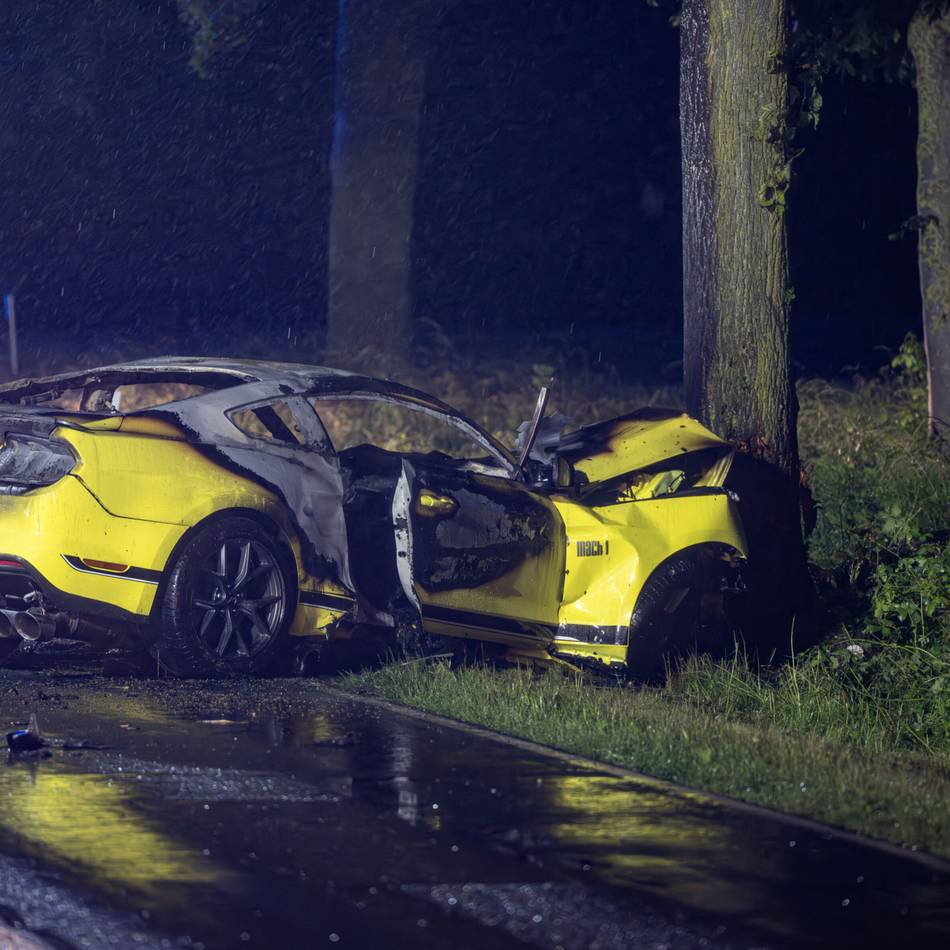 Sportwagen kommt von Straße ab: Mann verbrennt in Ford Mustang in Kevelaer