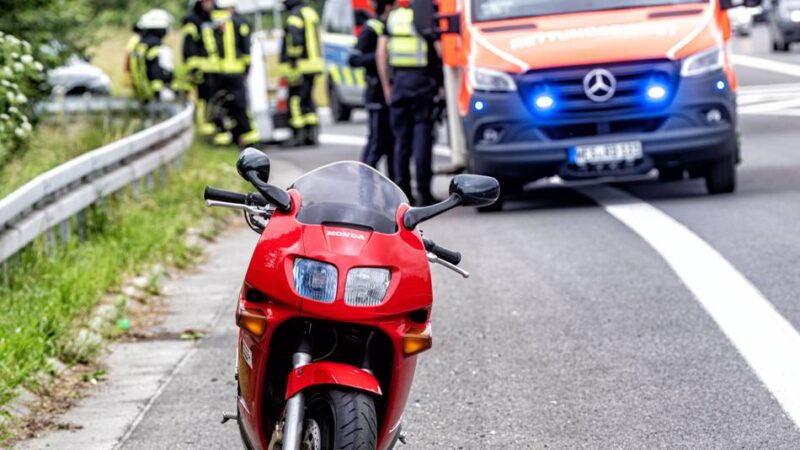 Verunreinigte Fahrbahn: Motorradfahrer bei Sturz auf der A57 bei Sonsbeck verletzt