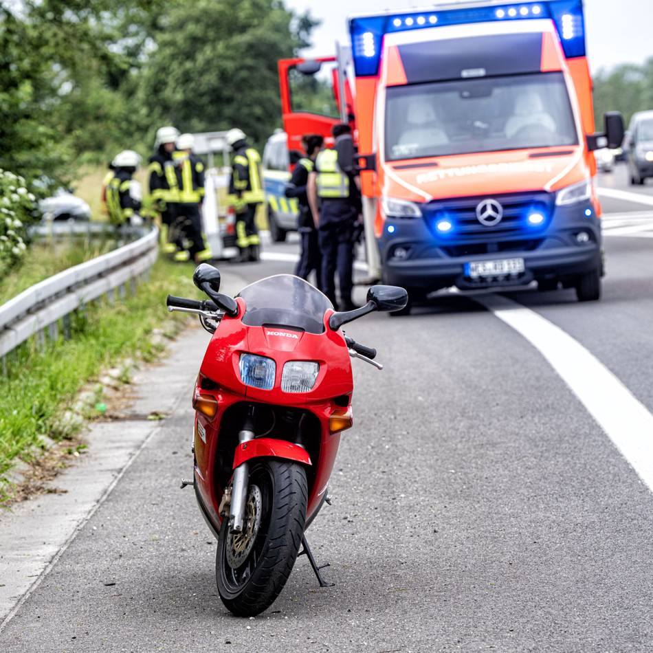Verunreinigte Fahrbahn: Motorradfahrer bei Sturz auf der A57 bei Sonsbeck verletzt