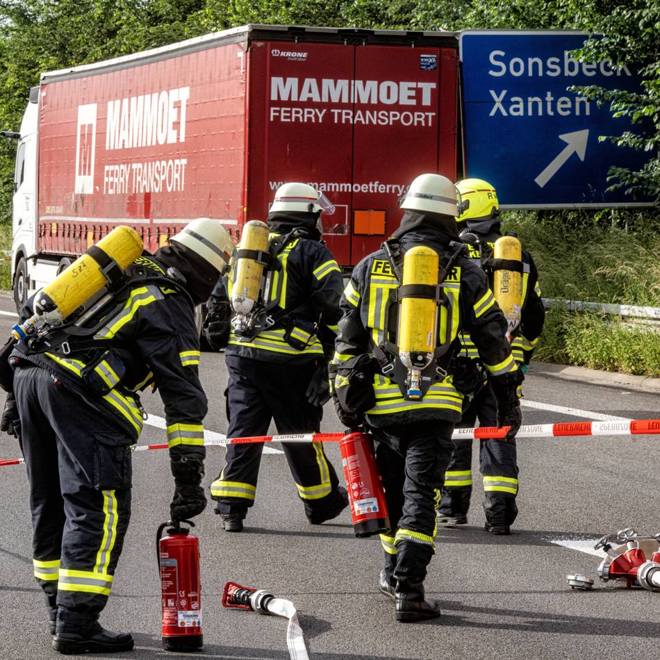 Explosive Flüssigkeit auf der Autobahn: Lkw verliert Gefahrgut – A57 bei Sonsbeck stundenlang gesperrt