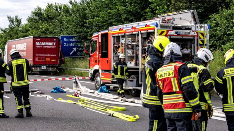 Mitten im Berufsverkehr: Fahrbahn der A57 nach Gefahrgutunfall bei Uedem wieder frei