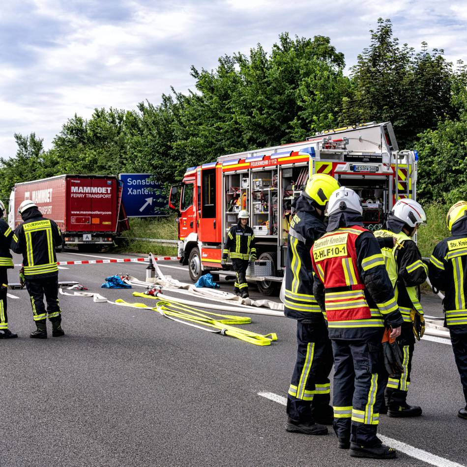 Mitten im Berufsverkehr: Fahrbahn der A57 nach Gefahrgutunfall bei Uedem wieder frei
