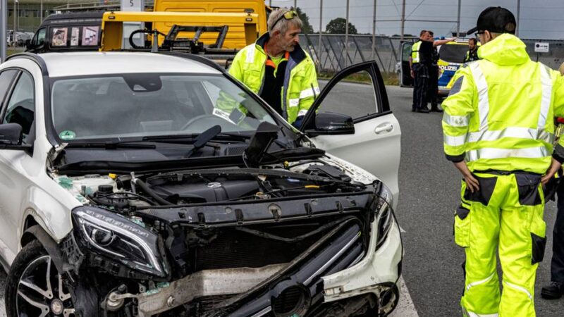 Kurioser Unfall am Airport Weeze: Senior verwechselt Gas und Bremse und landet in Fensterscheibe von Terminal