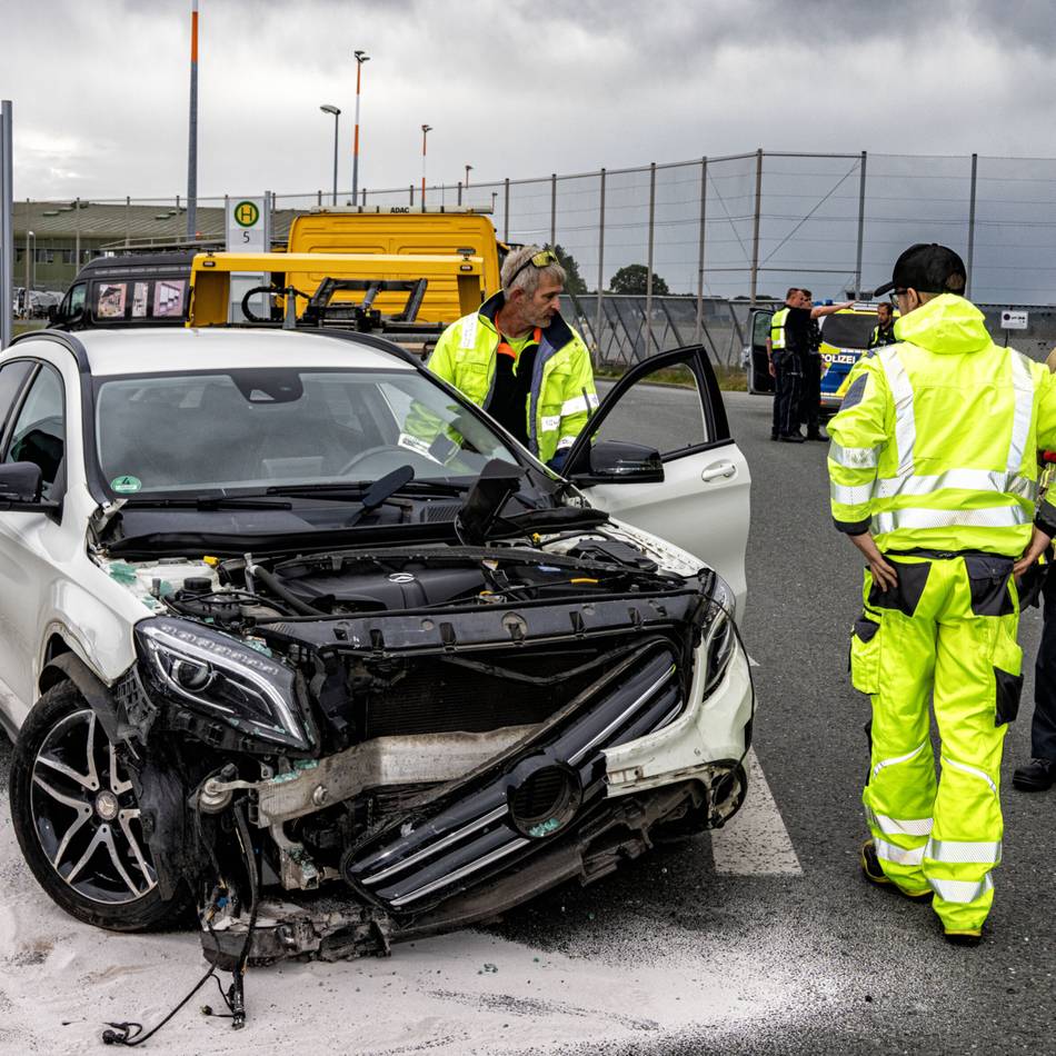 Kurioser Unfall am Airport Weeze: Senior verwechselt Gas und Bremse und landet in Fensterscheibe von Terminal