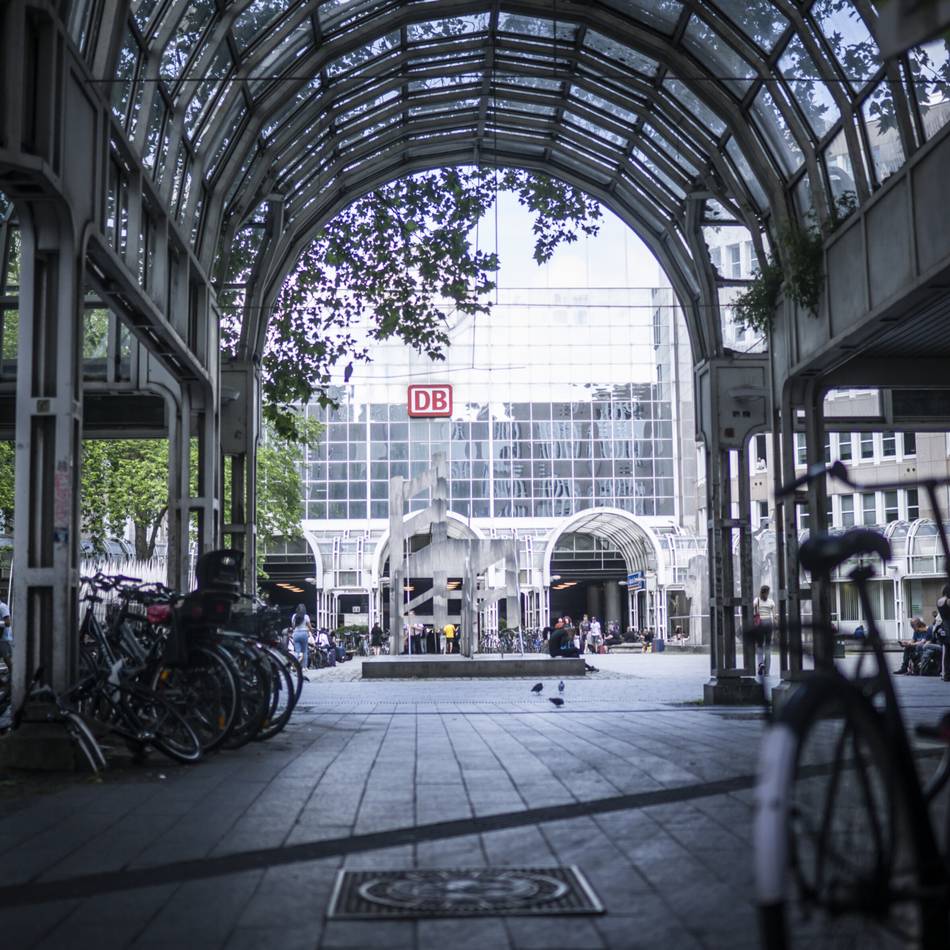 Am Hauptbahnhof Düsseldorf: Stillstand beim Bertha-von-Suttner-Platz – „Hier riecht es immer nach Urin“