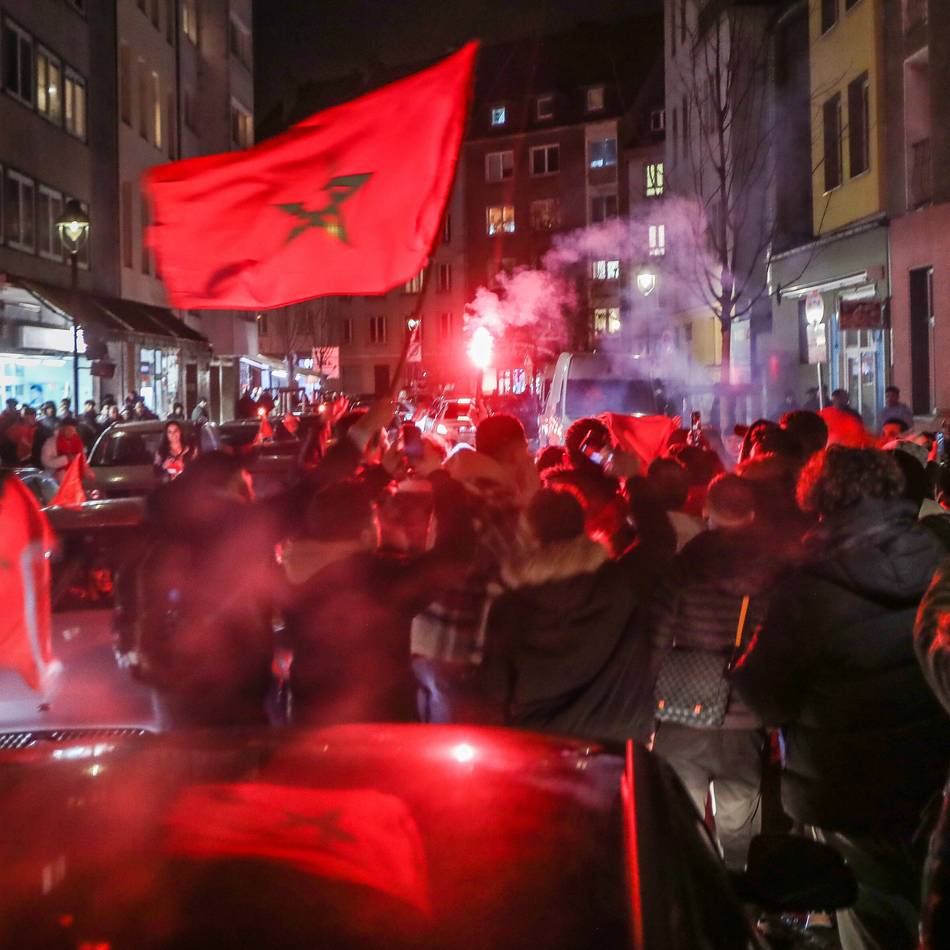 Jubel in Düsseldorf nach WM-Spiel: Autokorso, Feuerwerk – Marokko-Fans machen in Oberbilk die Nacht zum Tag