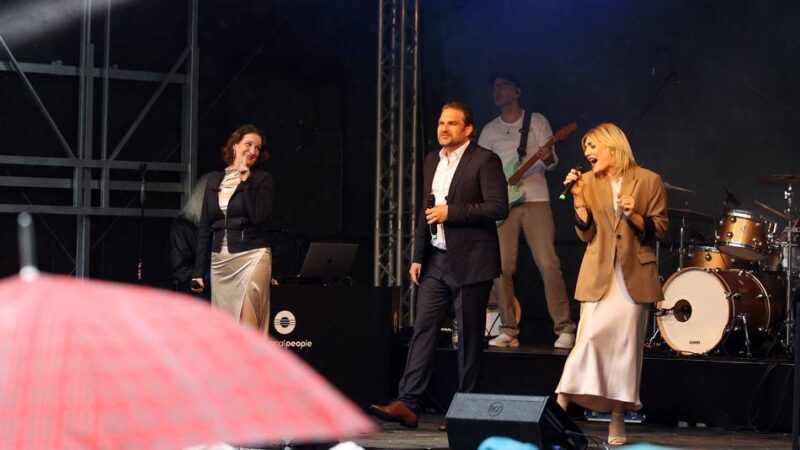Musical-Nächte in Korschenbroich: Tanzend im Regen bei Udo-Jürgens-Hits im Park des Ritterguts Birkhof