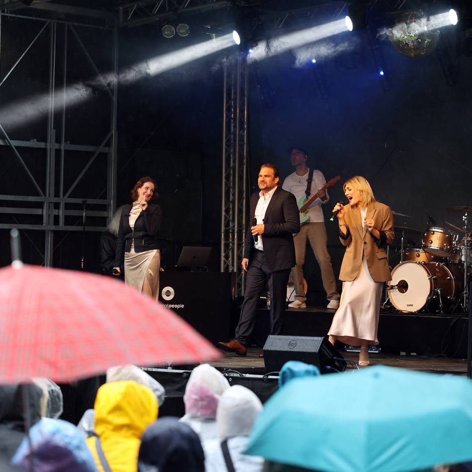 Musical-Nächte in Korschenbroich: Tanzend im Regen bei Udo-Jürgens-Hits im Park des Ritterguts Birkhof