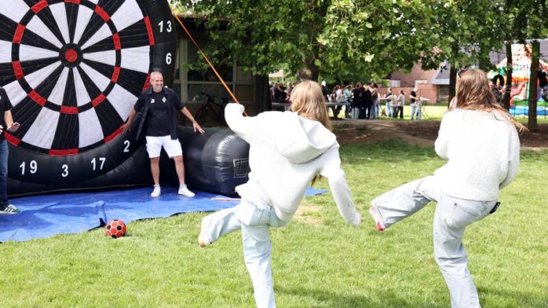 Dorffest in Korschenbroich: Aufblasbare Zielscheibe war der Hit für kleine Kicker