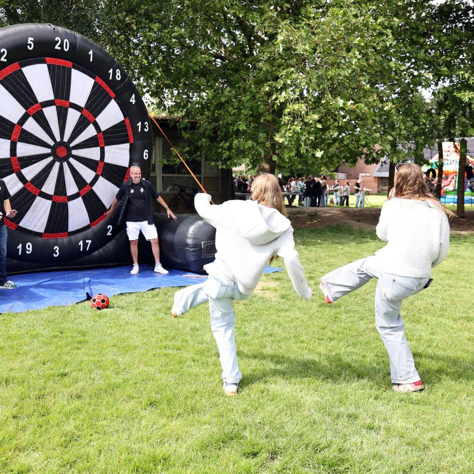 Dorffest in Korschenbroich: Aufblasbare Zielscheibe war der Hit für kleine Kicker