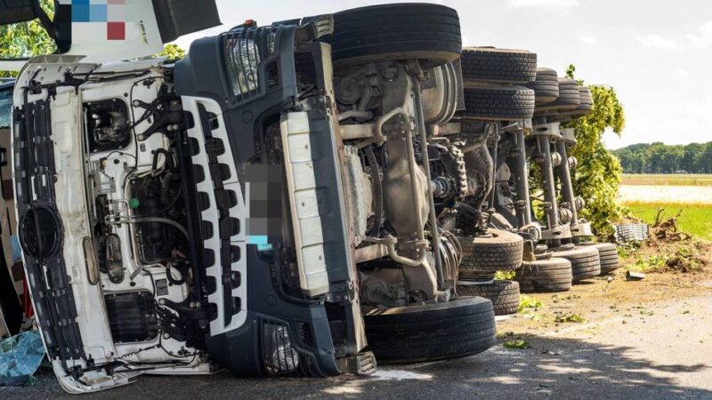 Von der Fahrbahn abgekommen: Lkw-Fahrer stirbt bei Unfall in Grefrath