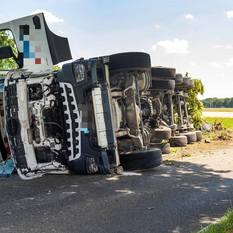Von der Fahrbahn abgekommen: Lkw-Fahrer stirbt bei Unfall in Grefrath