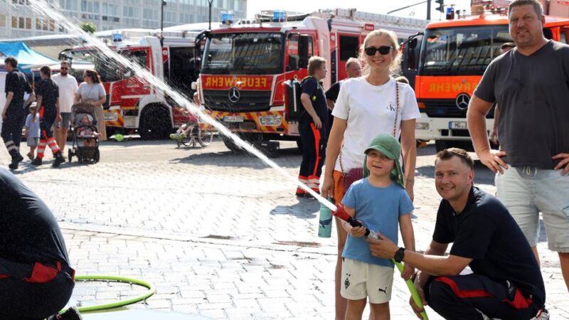 Berufsfeuerwehr-Jubiläum in Mönchengladbach: Einmal ein Held sein wie Feuerwehrmann Sam