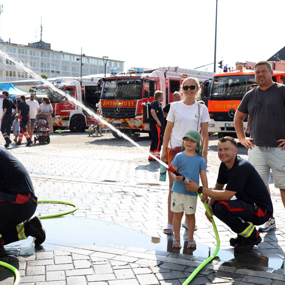 Berufsfeuerwehr-Jubiläum in Mönchengladbach: Einmal ein Held sein wie Feuerwehrmann Sam
