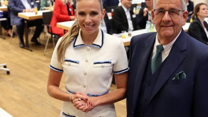 Vor Unternehmerschaft in Mönchengladbach: Bestseller-Autorin lobt „alte weise Männer“ und „Leistungsliebe“