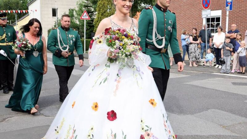 Parade in Mönchengladbach: Schützen in Broich-Peel feiern erstmals Prunkfest mit Königin