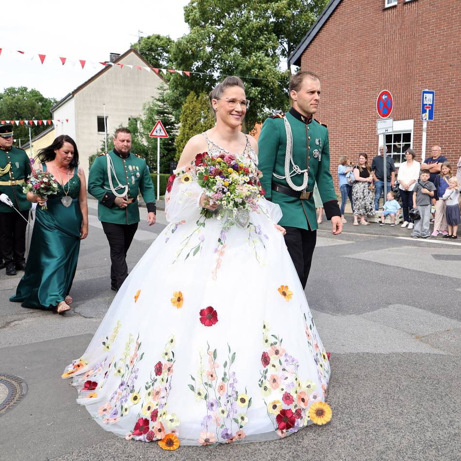 Parade in Mönchengladbach: Schützen in Broich-Peel feiern erstmals Prunkfest mit Königin