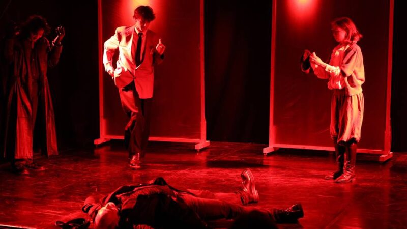 Theater in Mönchengladbach: 25-Jähriger schreibt Stück über KI – sein Vater spielt eine Leiche