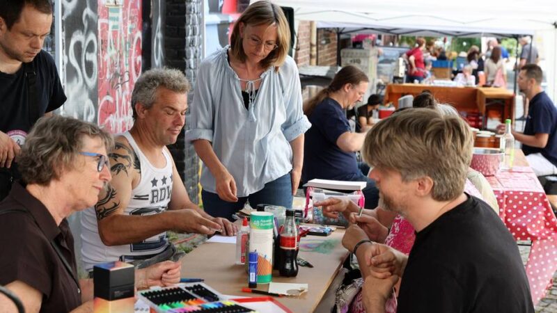 Nachbarschaftsfest in Mönchengladbach:  Mikro-Theater, Holzarbeiten und eine solidarische Suppe
