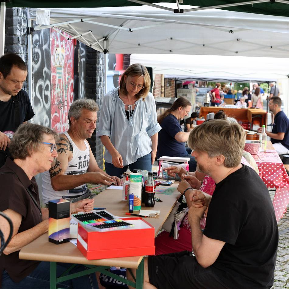 Nachbarschaftsfest in Mönchengladbach:  Mikro-Theater, Holzarbeiten und eine solidarische Suppe