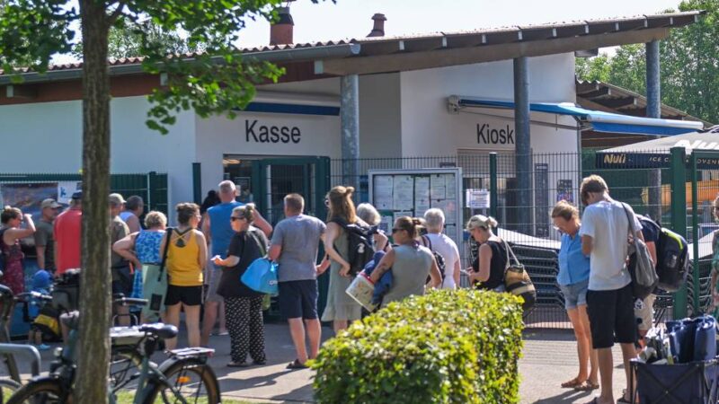 Großer Andrang an der Kasse: Wegen der Hitze – Rekordbesuch im Freibad Kevelaer