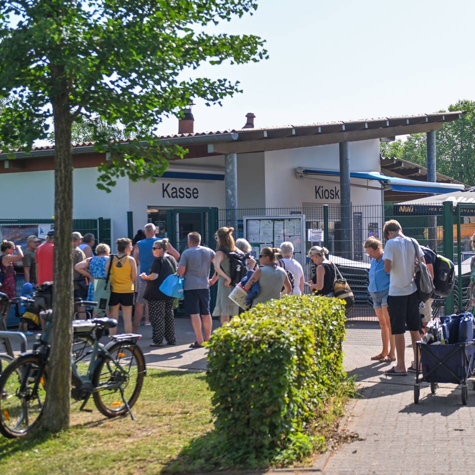 Großer Andrang an der Kasse: Wegen der Hitze – Rekordbesuch im Freibad Kevelaer