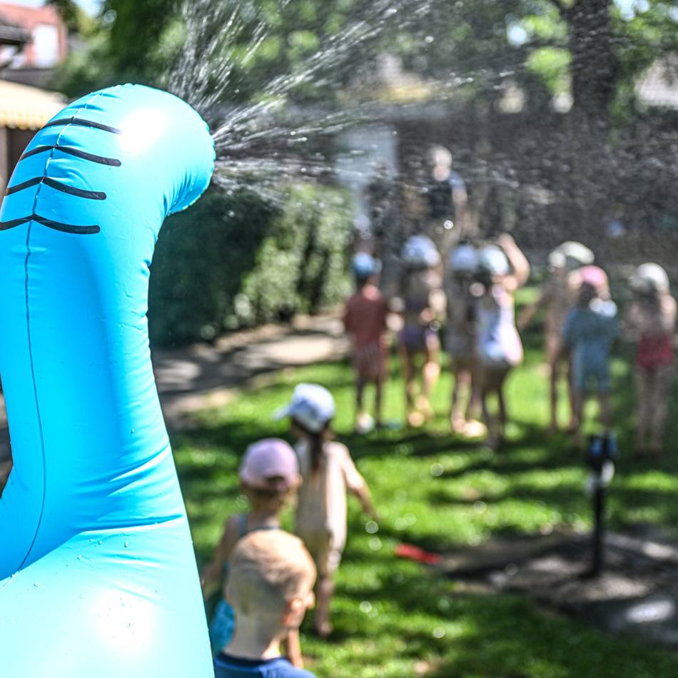 Wasser, Eis und Schatten: So passen Kempener Kitas ihren Alltag an die Hitze an