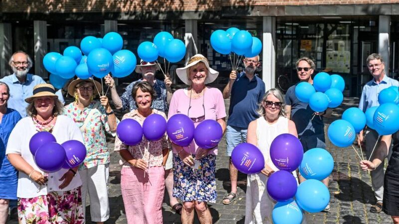 Frauenmangel im Kempener Stadtrat: Luftballon-Aktion vor dem Rathaus