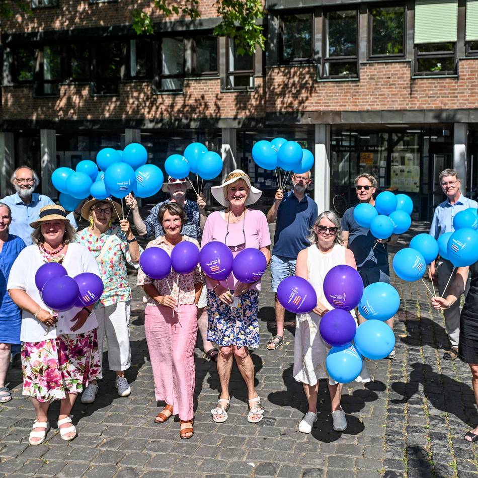Frauenmangel im Kempener Stadtrat: Luftballon-Aktion vor dem Rathaus