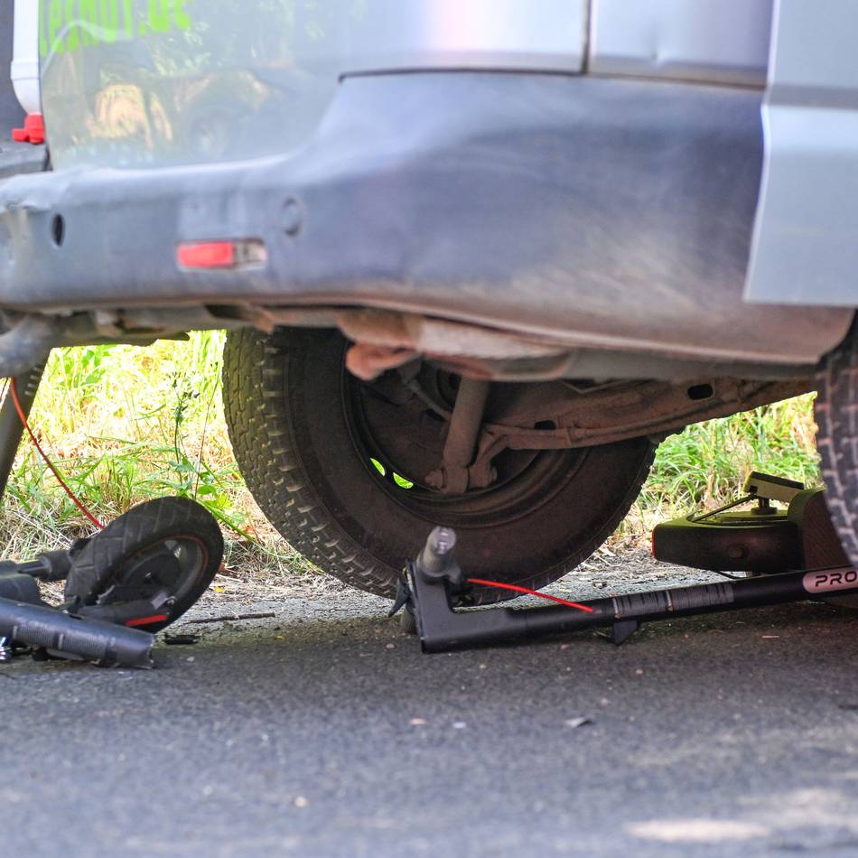 Unfall bei Wachtendonk: Transporter erfasst zwei Jungen auf E-Scootern – beide schweben in Lebensgefahr