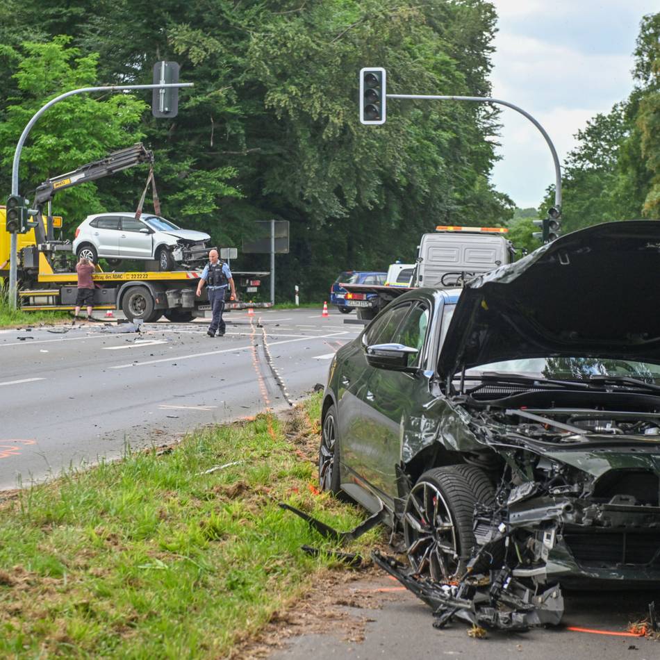Unfall in Geldern: Zwei Autos krachen auf Kreuzung in Vernum zusammen