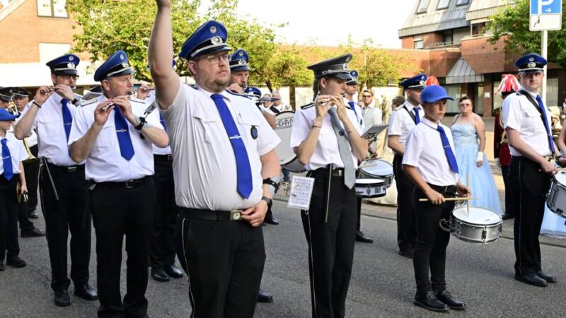 Schützenfest Geistenbeck: Sommerliches Wetter zur Parade der Bruderschaft St. Josef – Schützen dürfen Jacken ausziehen