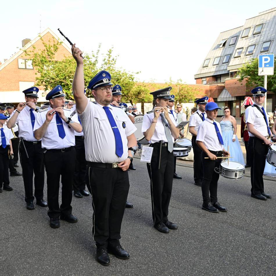 Schützenfest Geistenbeck: Sommerliches Wetter zur Parade der Bruderschaft St. Josef – Schützen dürfen Jacken ausziehen