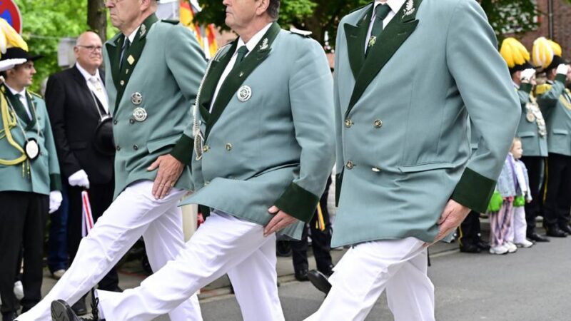 Königsparade in Mönchengladbach: Im Stechschritt und Laufmarsch vorbei am Königshaus bei prunkvoller Parade in Hehn
