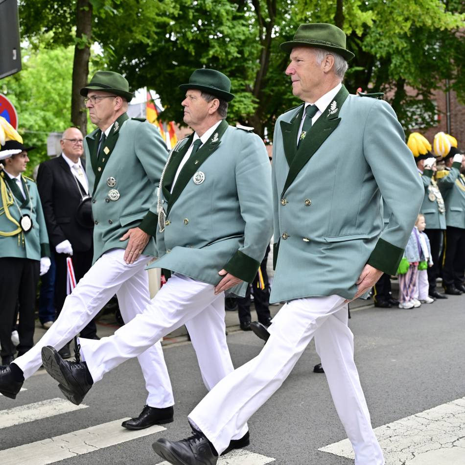 Königsparade in Mönchengladbach: Im Stechschritt und Laufmarsch vorbei am Königshaus bei prunkvoller Parade in Hehn