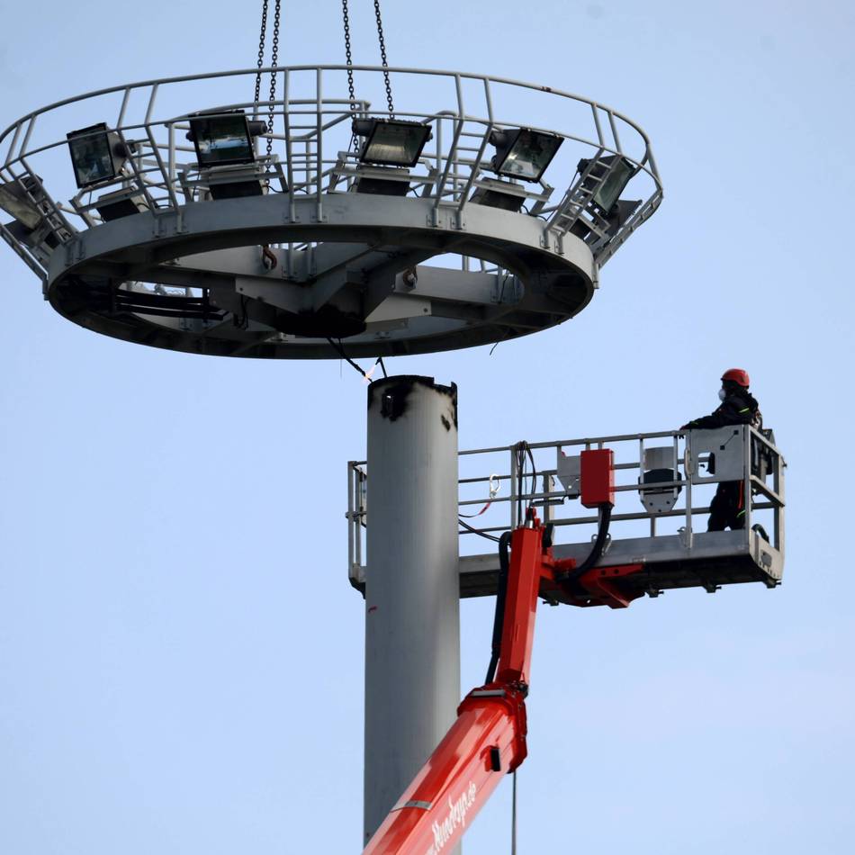 Kranarbeiten in Leverkusen: Sperrungen wegen Hochmast-Demontage