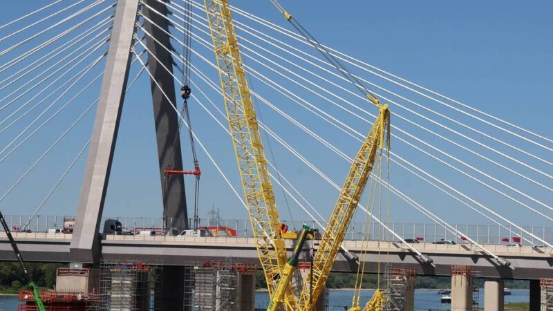 Hubsteiger-Brand in Leverkusen: Feuer an A1-Baustelle – Rauch zieht auf Autobahn
