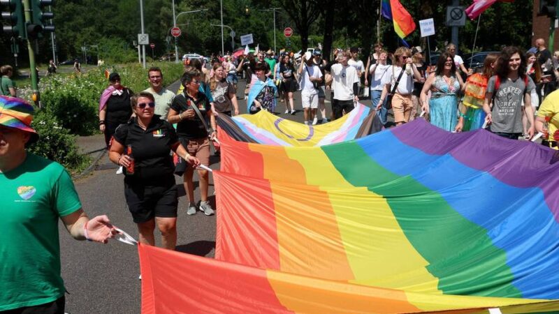 Pride am Rhein in Leverkusen: Tausende feiern beim „Leverkusen Pride“ in Schlebusch
