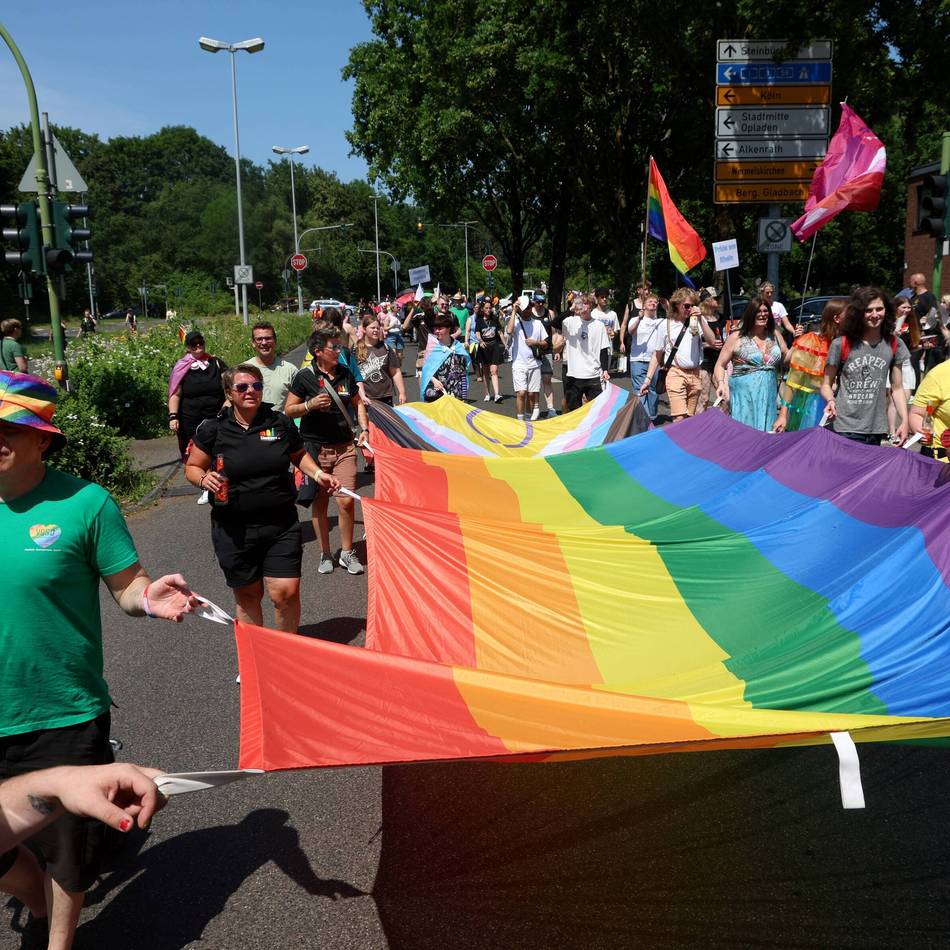 Pride am Rhein in Leverkusen: Tausende feiern beim „Leverkusen Pride“ in Schlebusch