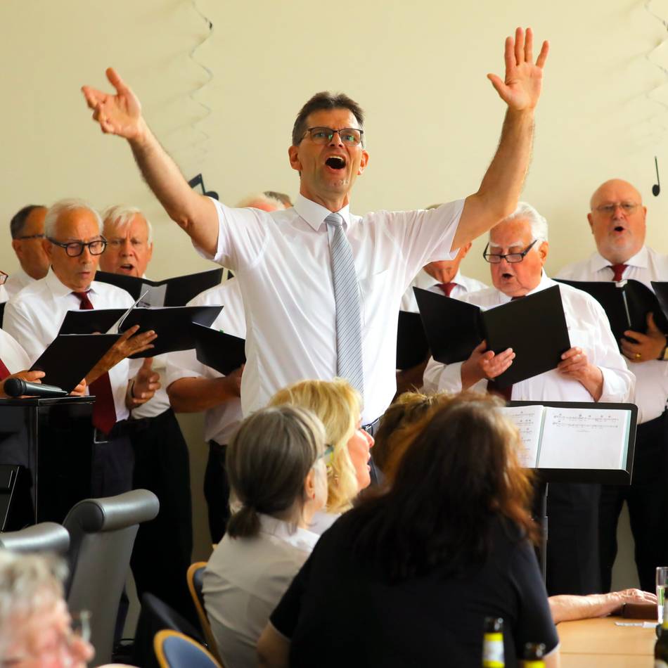 Konzert im Gemeindehaus: Kölsche Hits bringen Wallach zum Mitsingen