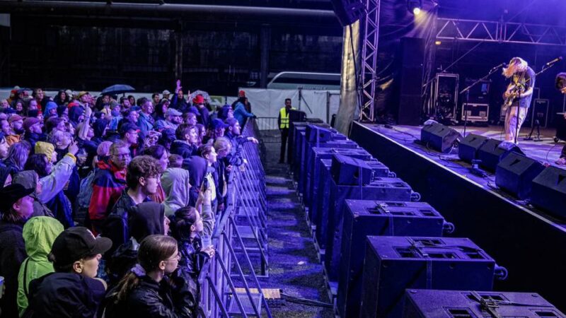 Traumzeit Festival Duisburg 2026: Kettcar singt über schwulen Fußballer – mitten in der WM