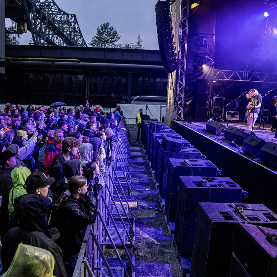 Traumzeit Festival Duisburg 2026: Kettcar singt über schwulen Fußballer – mitten in der WM